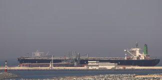 Танкер перевозить нафту через Ормузьку протоку
