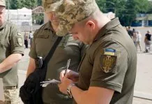 В Україні готують кримінальну відповідальність для ТЦК і ВЛК Працівники ТЦК на вулиці Києва
