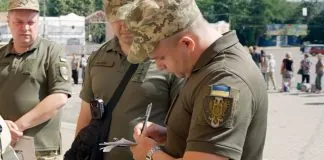 В Україні готують кримінальну відповідальність для ТЦК і ВЛК Працівники ТЦК на вулиці Києва