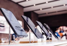 Смаптфони на полиці магазину на фоні зростання цін через дефіцит компонентів