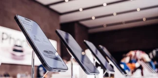 Ноутбуки та комп’ютери дорожчають через AI-сервери Смаптфони на полиці магазину на фоні зростання цін через дефіцит компонентів