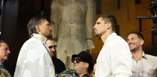 Oleksandr Usyk and Rico Verhoeven during a duel of views before the fight in Egypt