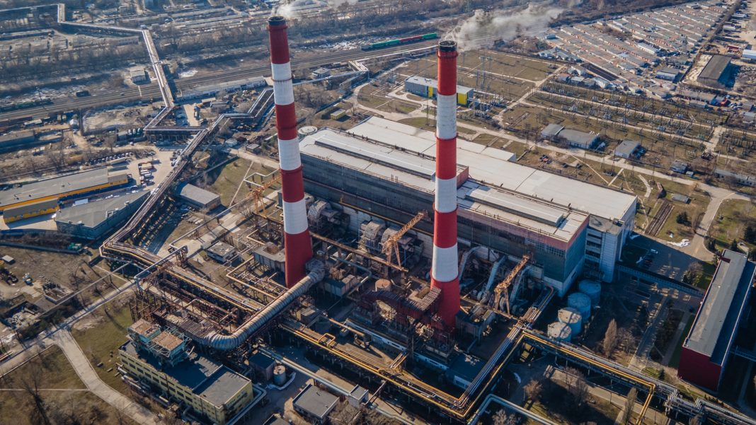 imgbig Київська теплоелектроцентраль на тлі міського пейзажу.