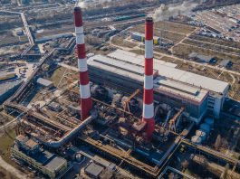 Більшість киян вважають уряд відповідальним за енергостійкість Київська теплоелектроцентраль на тлі міського пейзажу.