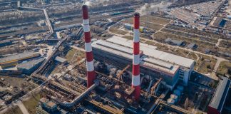 Більшість киян вважають уряд відповідальним за енергостійкість Київська теплоелектроцентраль на тлі міського пейзажу.