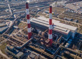 Київська теплоелектроцентраль на тлі міського пейзажу.