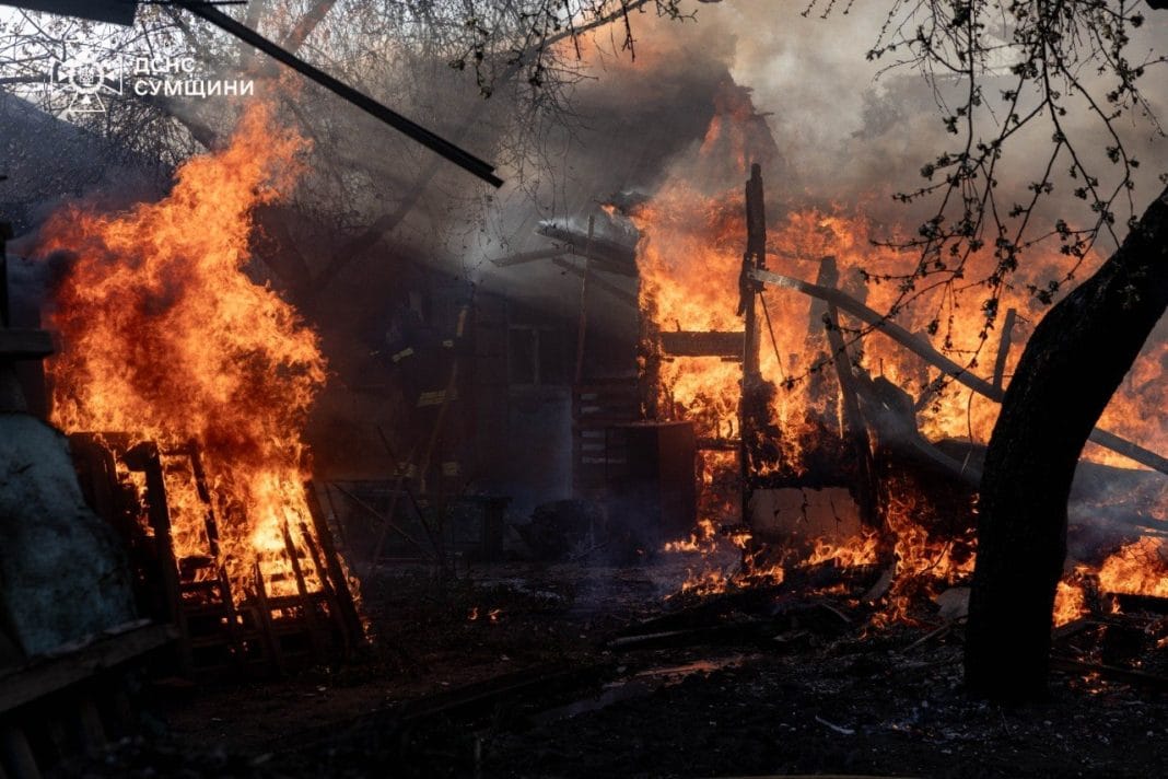 Рятувальники ліквідовують пожежі після обстрілів Сум