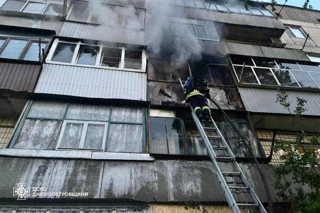ДСНС ліквідує наслідки атаки РФ на Дніпропетровщині