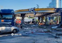 У Києві після падіння уламків згоріла автозаправка Пожежа на АЗС у Дарницькому районі Києва