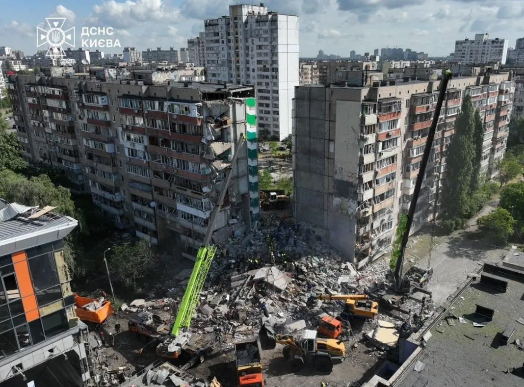 Зруйнований будинок після російського обстрілу