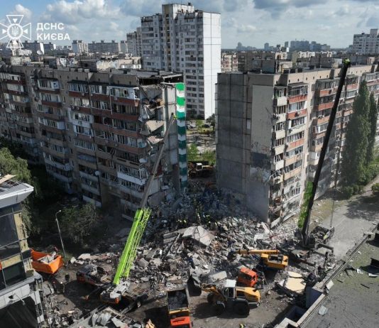 Зеленський пообіцяв відповідь після масованої атаки РФ Зруйнований будинок після російського обстрілу