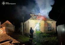 Російський дрон вдарив по будинку у Кропивницькому Пожежа після атаки БПЛА у Кропивницькому районі