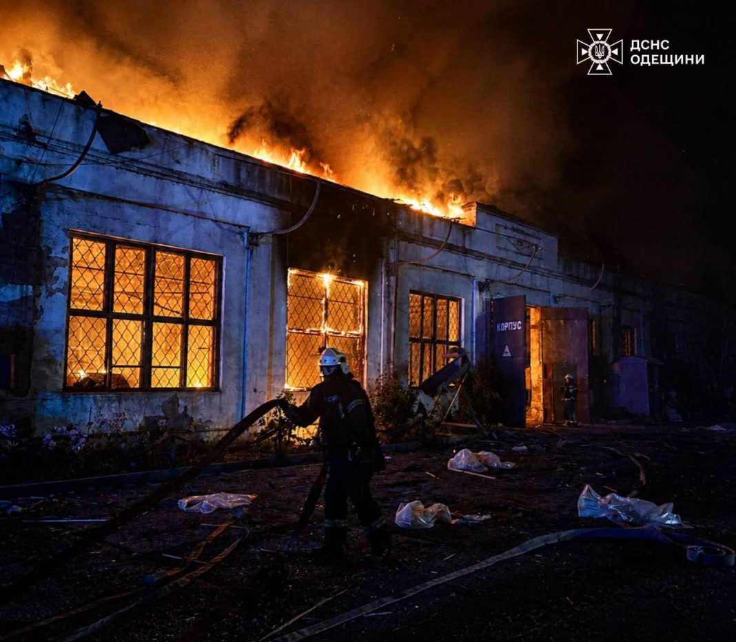 Пожежа після атаки дронами на Одещині