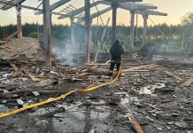 Рятувальники ліквідовують пожежу після атаки російських дронів у Шосткинському районі Сумщини