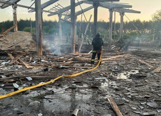 Рятувальники ліквідовують пожежу після атаки російських дронів у Шосткинському районі Сумщини