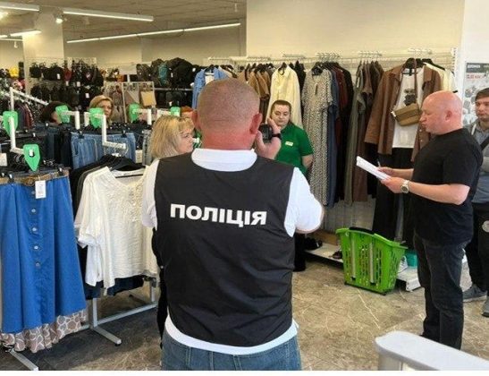 Правоохоронці проводять слідчі дії у магазині мережі секонд-хендів EconomClass