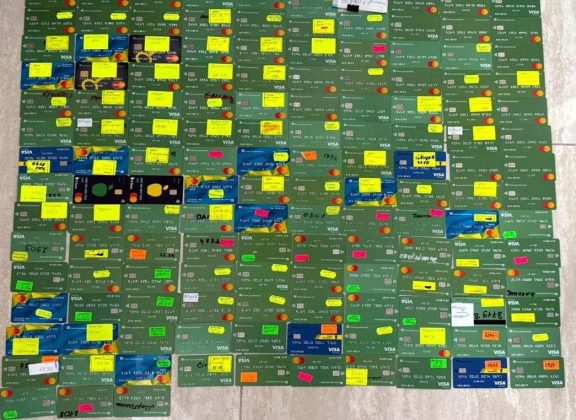 Банківські картки, вилучені під час розслідування схеми ухилення від податків у мережі EconomClass