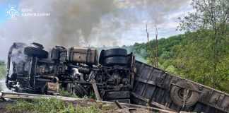 На Харківщині російський FPV-дрон атакував вантажівку Згоріла вантажівка після атаки дрона на Харківщині