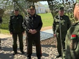 Лукашенко похвалився російськими «Іскандерами» Лукашенко оглядає пускову установку «Іскандер-М» у Білорусі