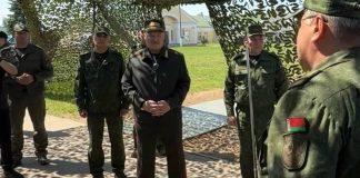 Лукашенко оглядає пускову установку «Іскандер-М» у Білорусі