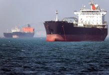 Блокада Ормузької протоки загрожує світовій економіці кризою масштабу 2008 року Танкер на Ормузькій протоці під час заходу сонця