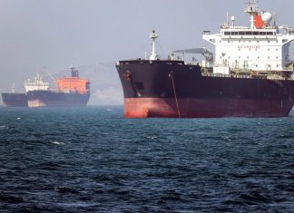 Блокада Ормузької протоки загрожує світовій економіці кризою масштабу 2008 року Танкер на Ормузькій протоці під час заходу сонця