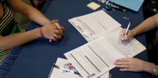 США різко змінюють правила отримання грін-карти Ілюстрація процедури оформлення грін-карти у США