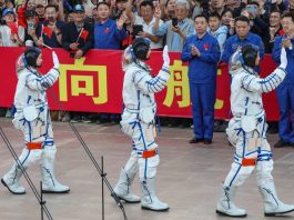 Китай готує висадку на Місяць: стартувала місія Shenzhou-23 Астронавти місії Shenzhou-23 перед стартом у Китаї