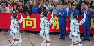 Астронавти місії Shenzhou-23 перед стартом у Китаї