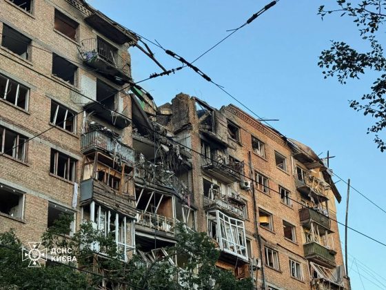 Зруйнований будинок в Києві після атаки РФ
