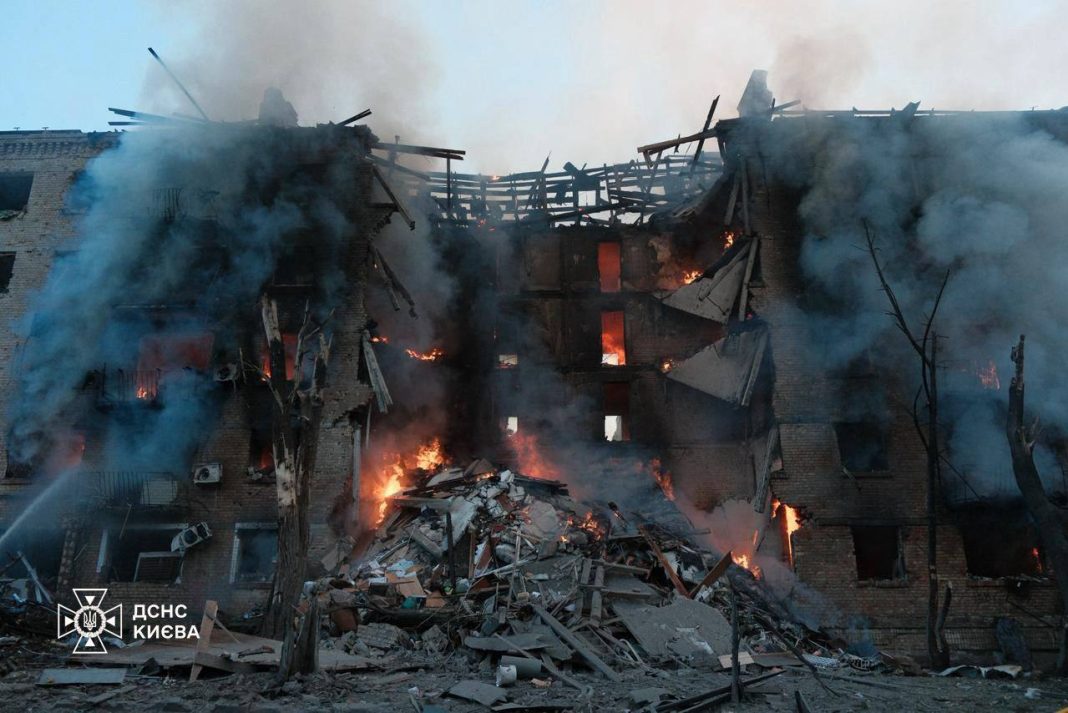 photo_2026-05-24_06-00-15 Пожежа у житловому будинку Києва після обстрілу