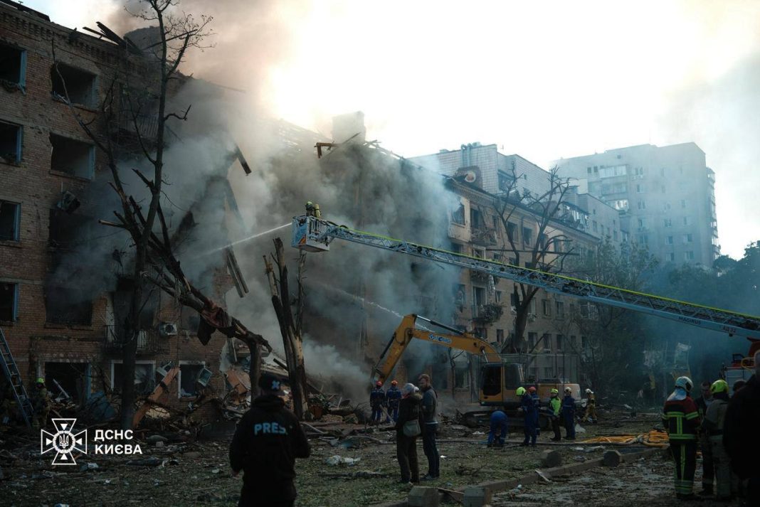 Firefighters eliminate the consequences of enemy attacks in Kyiv