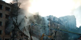 Firefighters eliminate the consequences of enemy attacks in Kyiv