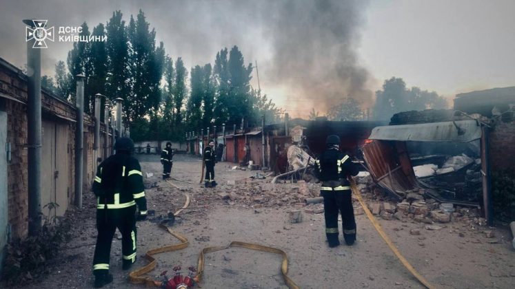 Пожежники ліквідовують наслідки російського удару по гаражах у Києві