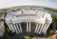Ракетна атака РФ пошкодила будівлю МЗС у центрі Києва Будівля МЗС у Києві після ракетних вибухів