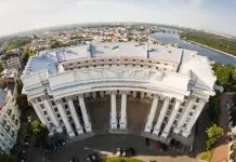 Ракетна атака РФ пошкодила будівлю МЗС у центрі Києва Будівля МЗС у Києві після ракетних вибухів