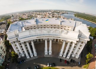 Ракетна атака РФ пошкодила будівлю МЗС у центрі Києва Будівля МЗС у Києві після ракетних вибухів