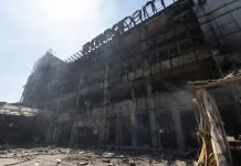 Росія заявила про «удар відплати» по Україні Зруйнована будівля торговельного центру після російського ракетного удару по Києву