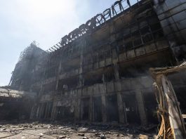 Росія заявила про «удар відплати» по Україні Зруйнована будівля торговельного центру після російського ракетного удару по Києву
