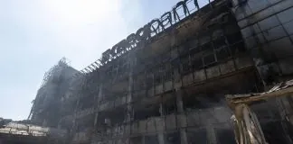 Зруйнована будівля торговельного центру після російського ракетного удару по Києву