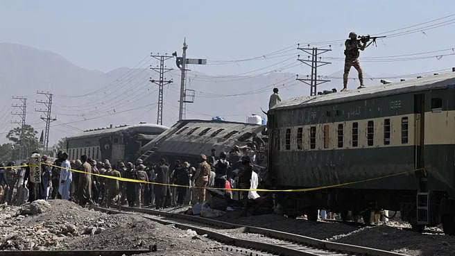 photo_2026-05-24_20-01-00 A train on fire after an explosion in Pakistan