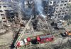 У Києві після атаки РФ пошкоджено майже 300 будівель Рятувальники працюють на місці руйнувань після ракетного удару у Києві