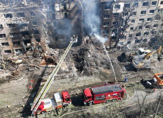 У Києві після атаки РФ пошкоджено майже 300 будівель Рятувальники працюють на місці руйнувань після ракетного удару у Києві