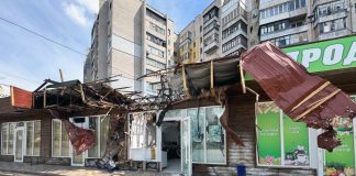 Пошкоджена будівля в Білозерці після обстрілів