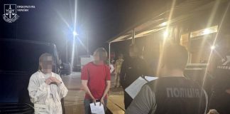 Правоохоронці з викритої шахрайської організації в Одесі, яка ошукувала іноземців через технології ШІ