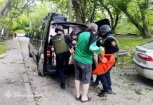 Ворожі обстріли у трьох районах Дніпропетровщини спричинили пожежі та поранення Рятувальники ДСНС евакуюють постраждалого чоловіка після ворожого обстрілу на Дніпропетровщині