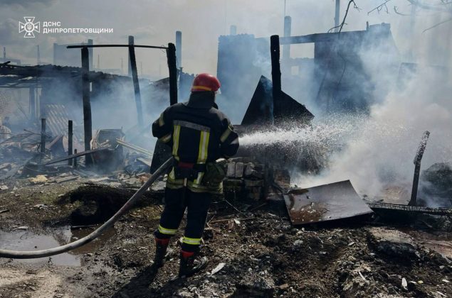 Рятувальник ліквідовує пожежу після ворожого удару у Дніпропетровській області