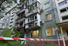 Пошкоджені внаслідок російського удару автомобілі та багатоповерховий будинок у Запоріжжі