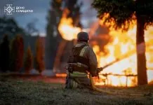 Пожежні ліквідовують наслідки обстрілу на території міста Шостка на Сумщині