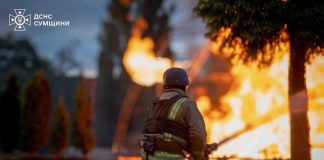 Масована атака росіян на Сумщину спричинила руйнування і пожежі Пожежні ліквідовують наслідки обстрілу на території міста Шостка на Сумщині